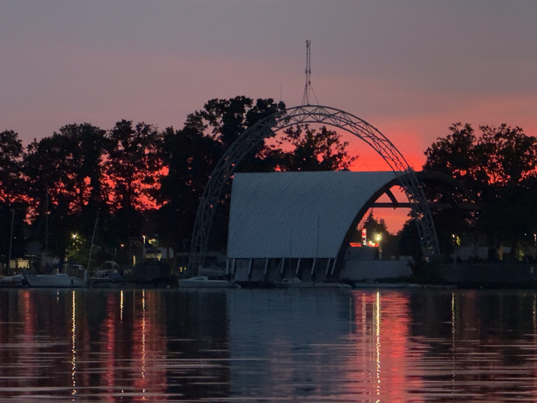 Zachód słońca nad muszlą koncertową